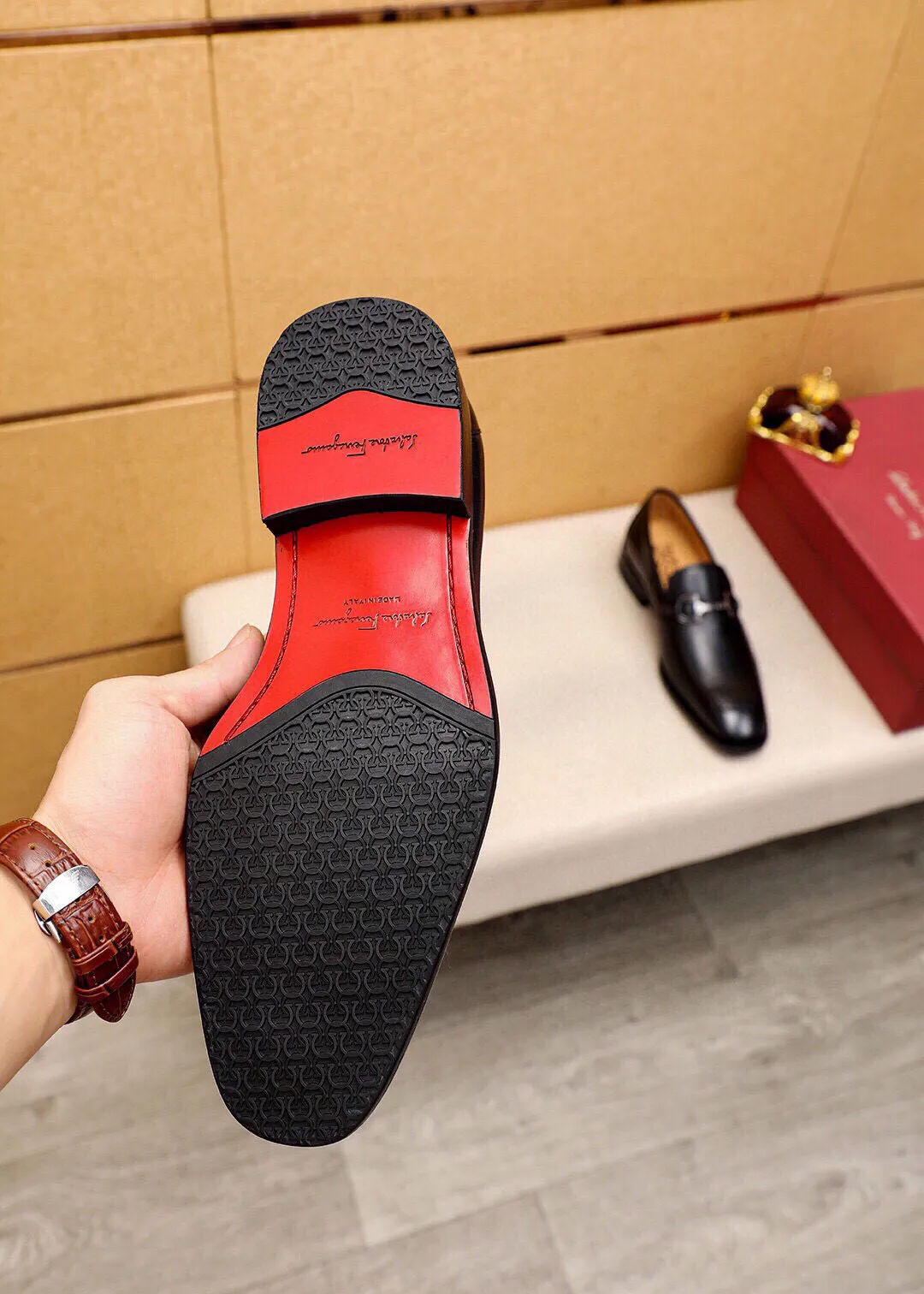 Men's shoes 💰460 💐 Product trademark: Ferragamo "Ferragamo" casual leather shoes Regular size: 38-44 (45🉑️customized) Product materials: Selected imported first-layer calfskin upper + luxury hardware buckle, imported water-dyed cow leather lining. Strong three-dimensional visual effect, original outsole color: 1⃣️color optional